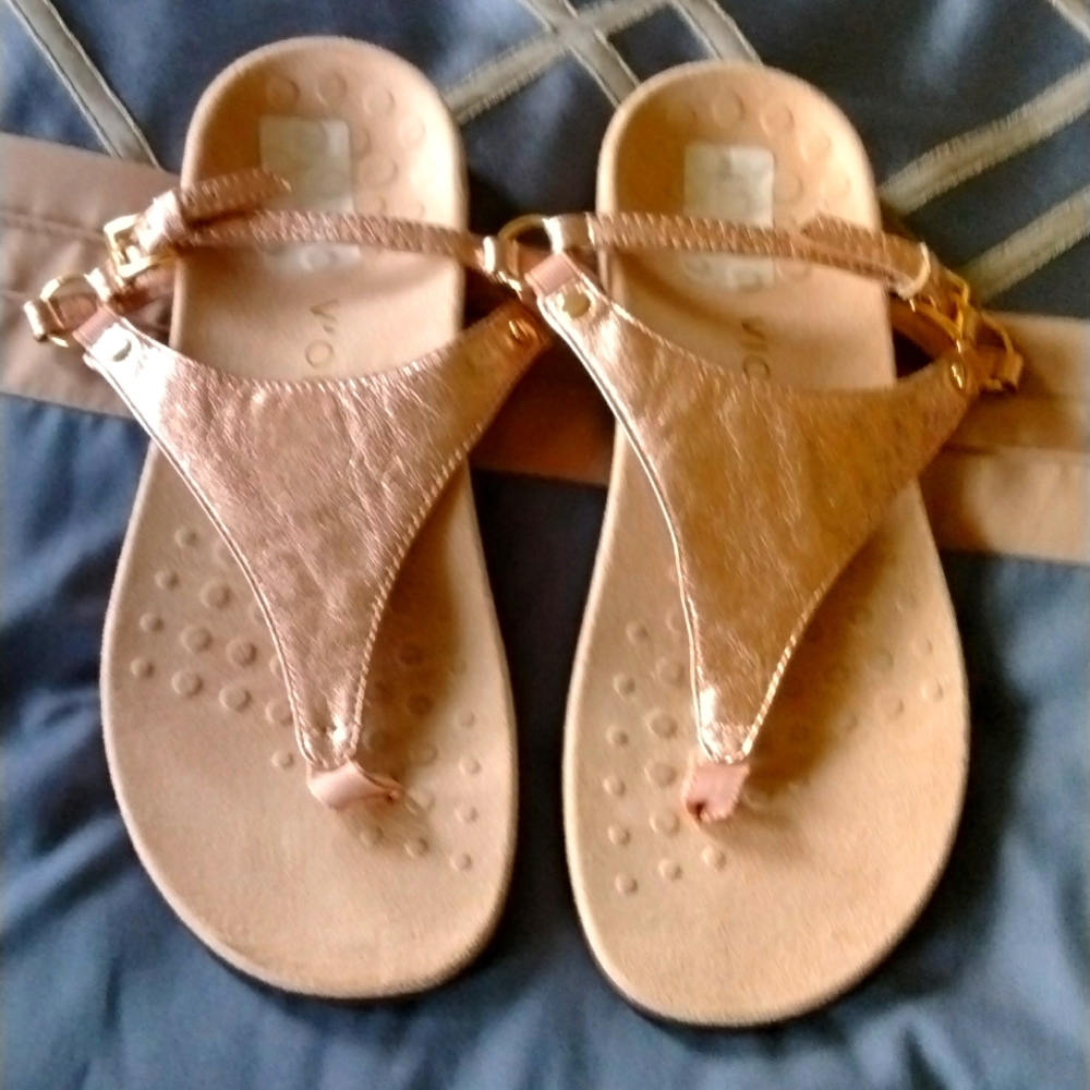 Vionic sz 8 Rose Gold sandals like new, never worn
